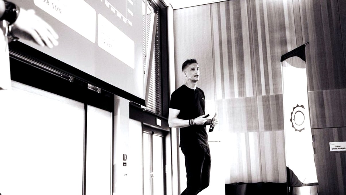 René Schönberger erklärt Blockchain-Themen bei einem Vortrag